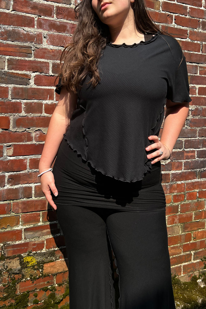 angelrox® sweet t in subtle black styled with black swirlsuit
