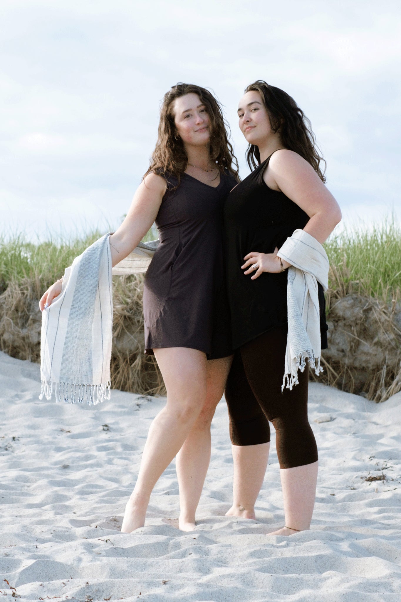 suger® sprout worn by two models in carbon + black