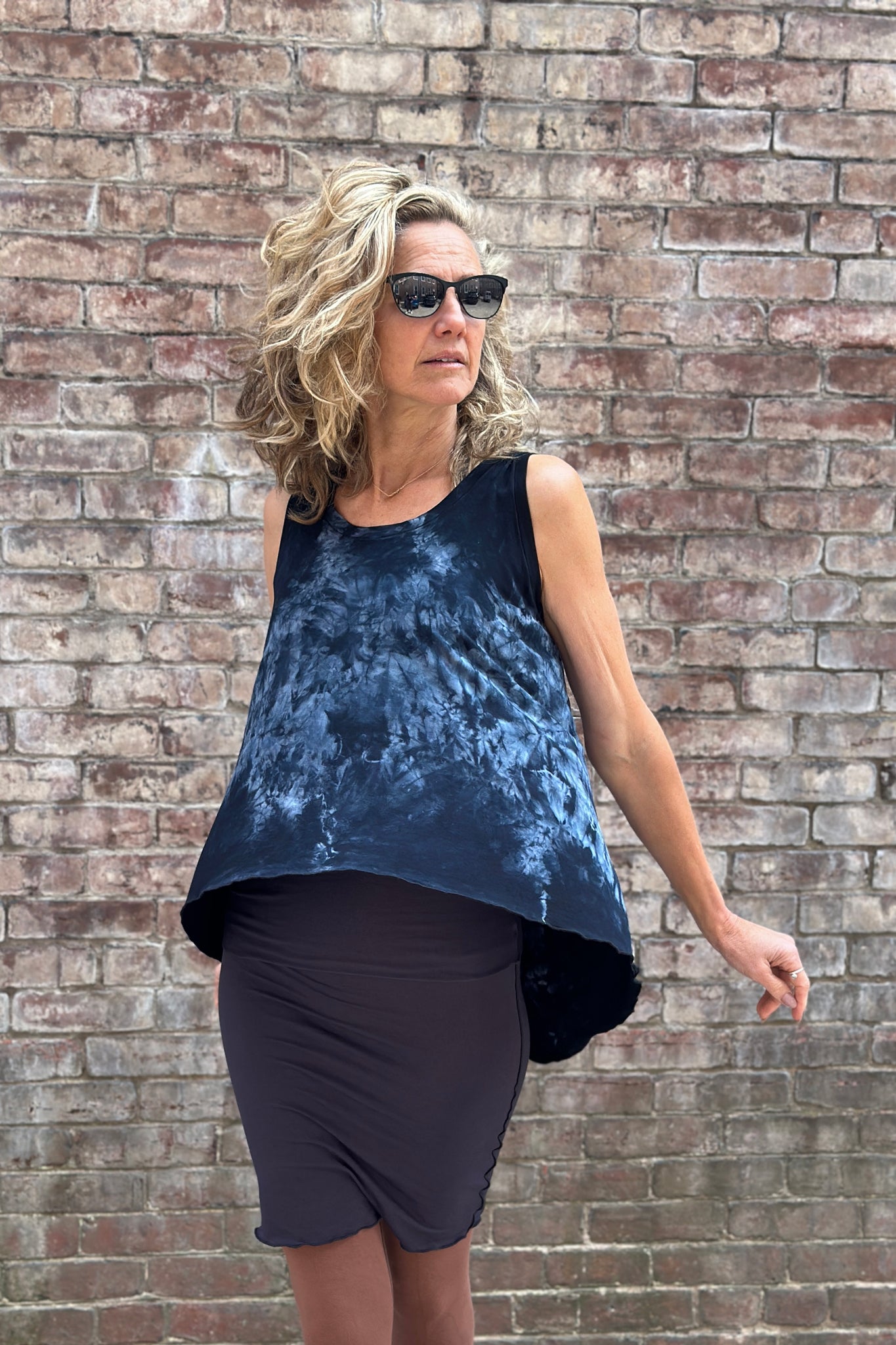 suger® tulip in carboncrush styled with carbon hourglass