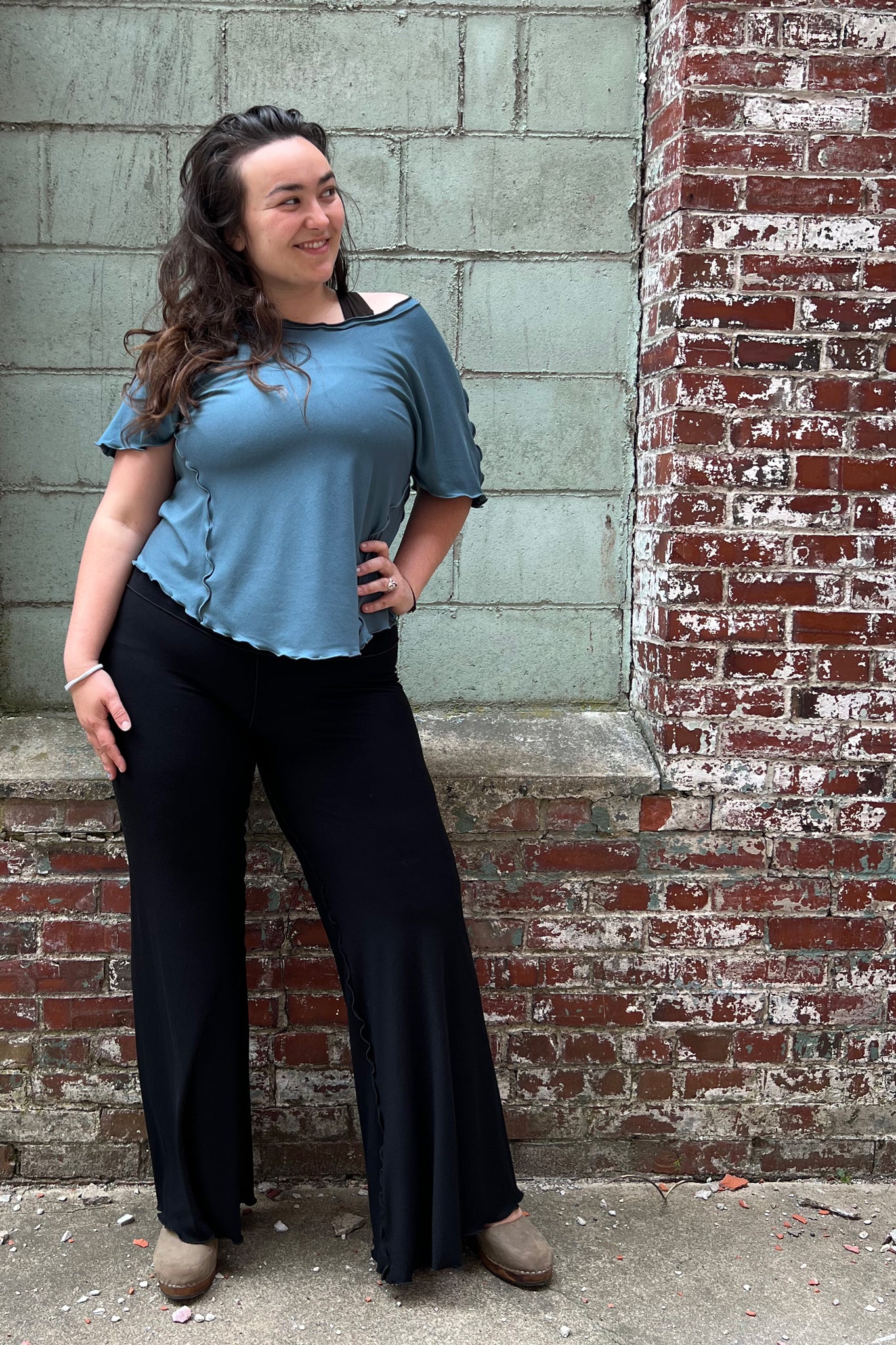 angelrox® sweet t in ocean styled with black swirlsuit