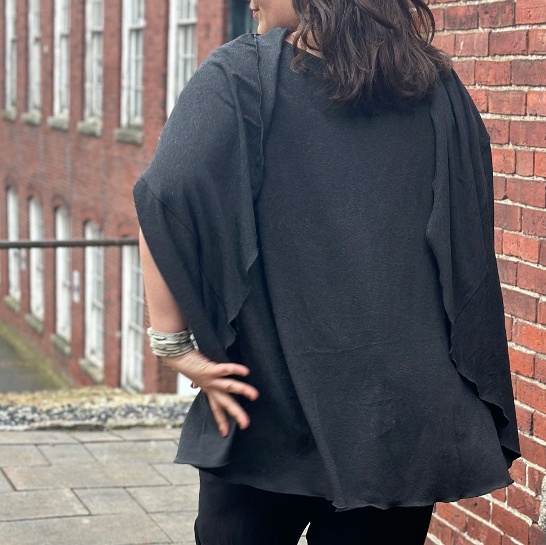 Cape sans manches à plusieurs niveaux MANTRA