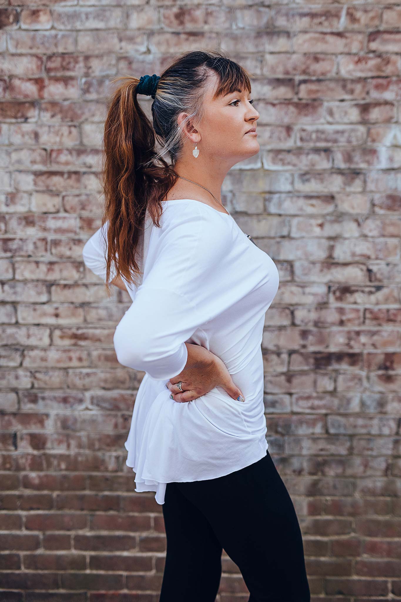 true pearl flowy t in white, tied in the back using pockets