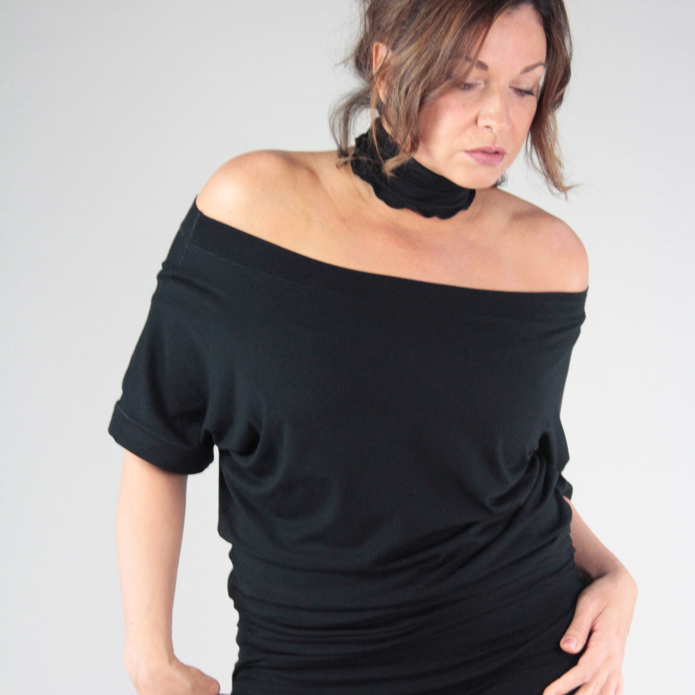 flash off shoulder top in black