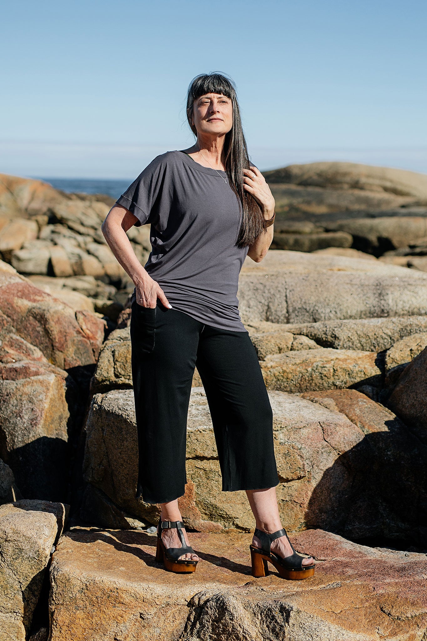 kick yoga pant in black styled with carbon flash