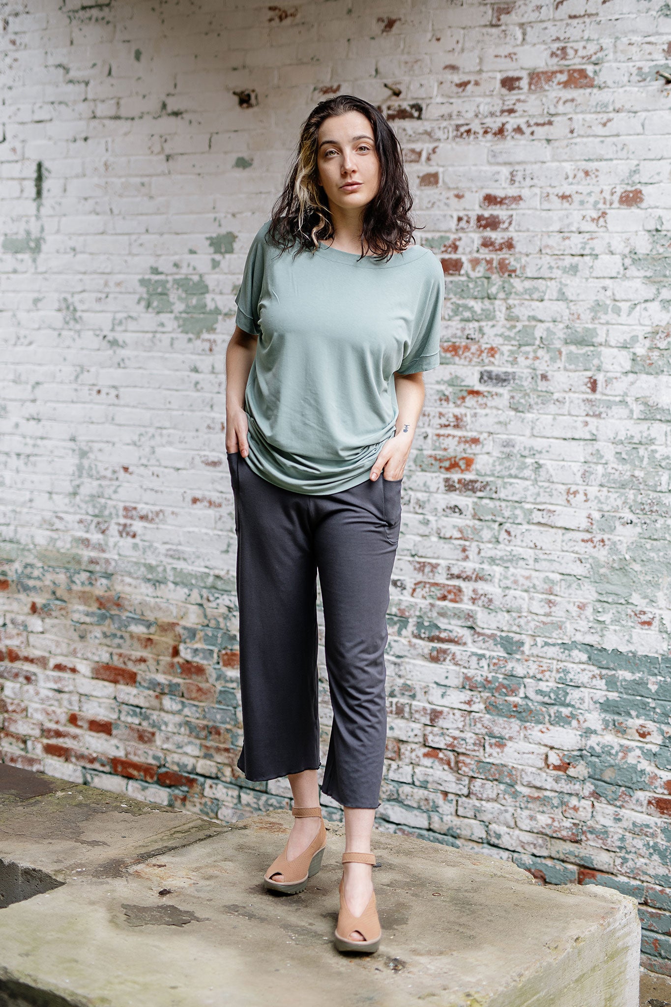 kick yoga pant in carbon with flash top in glass