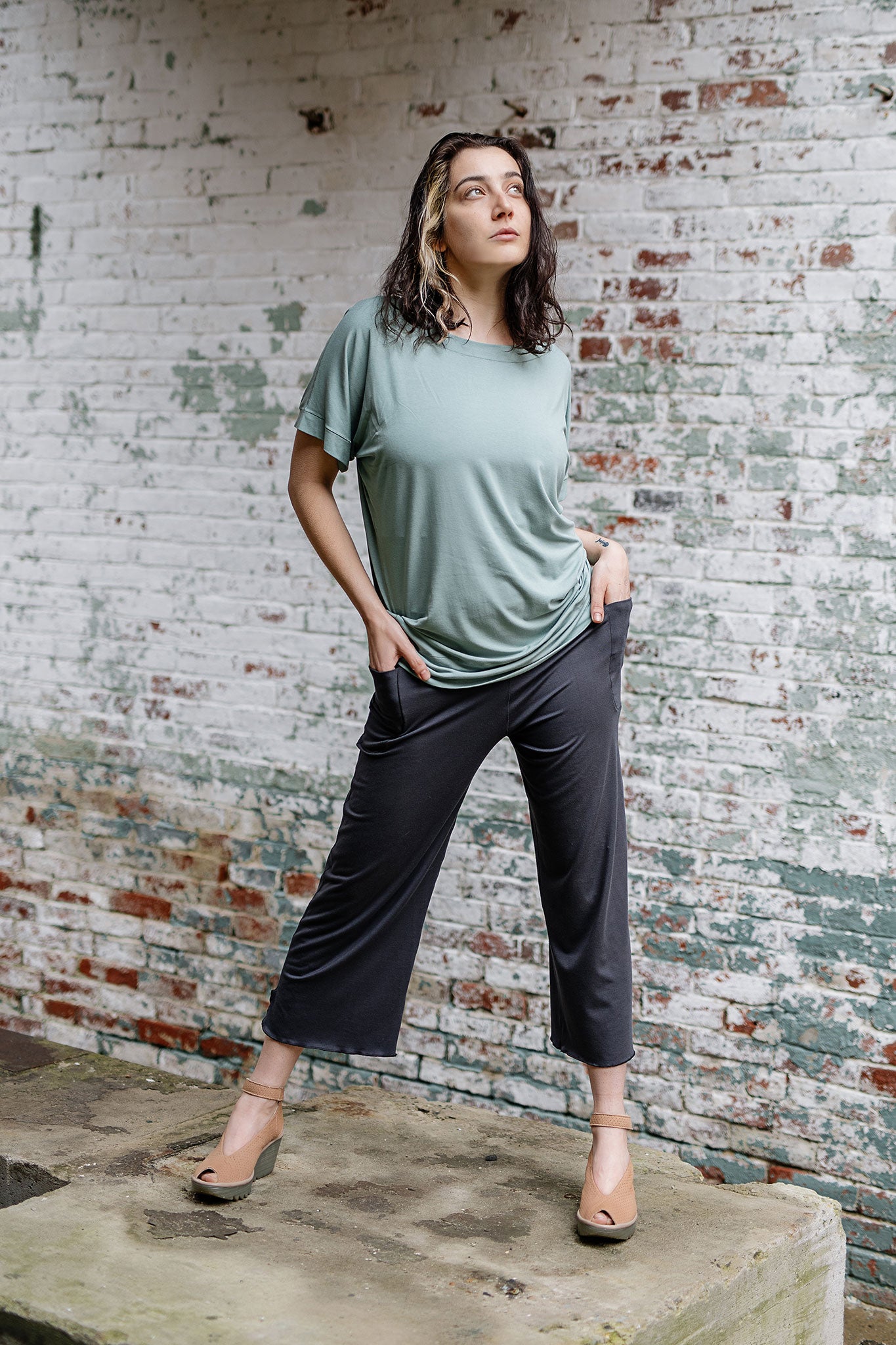 kick yoga pant in carbon with flash top in glass