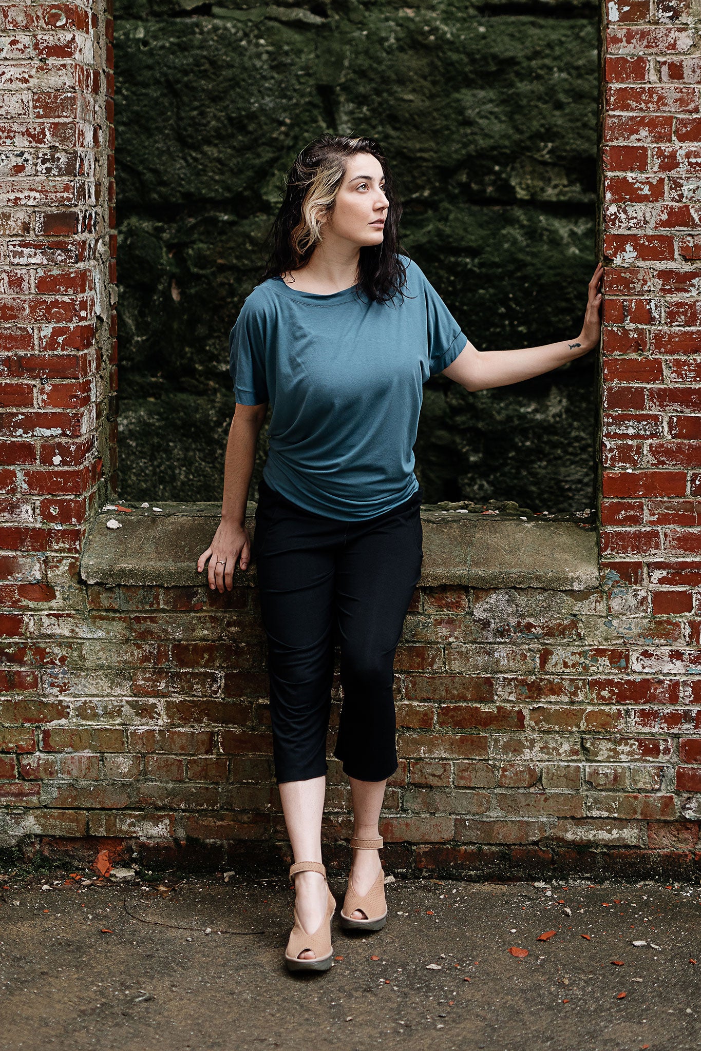 flash off shoulder top in ocean with kick pant in black