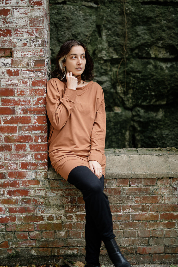terry welder pullover in cedar with jogger in black