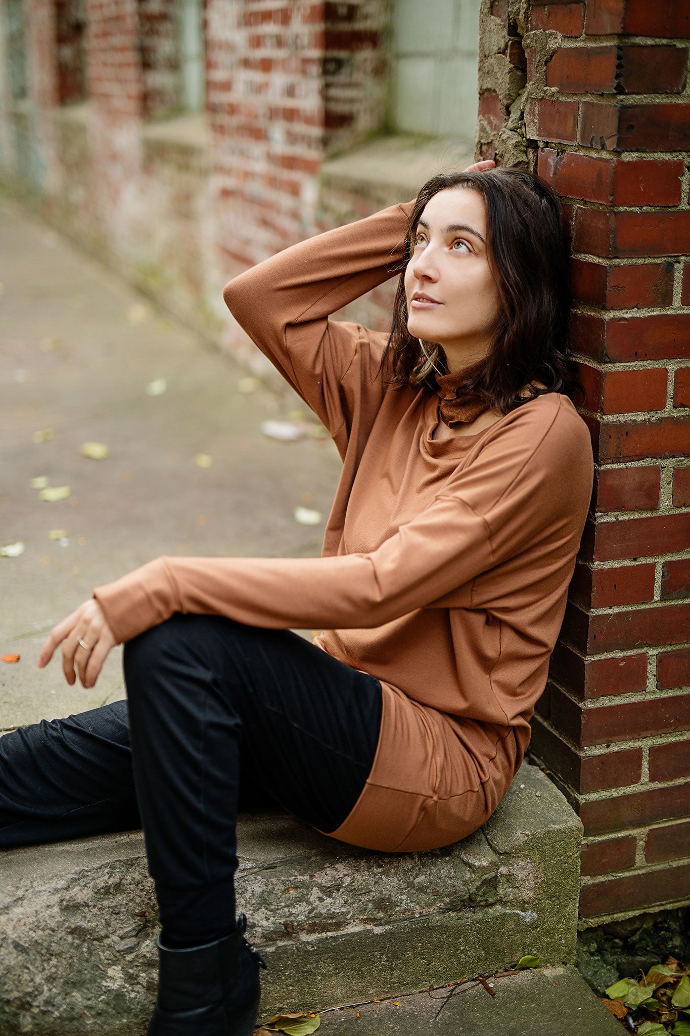 terry welder pullover in cedar with jogger in black