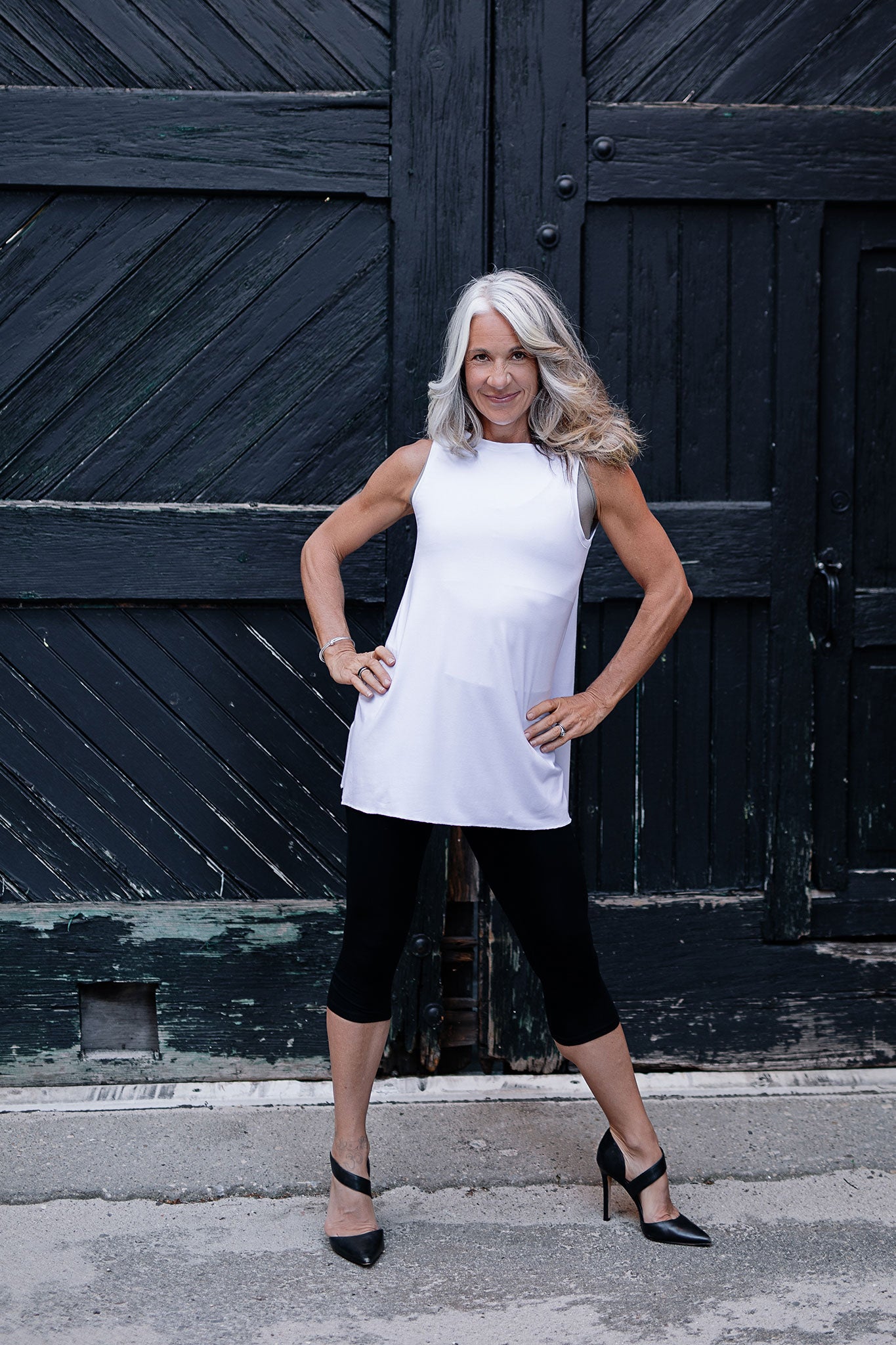 capri base in black styled with white daisy