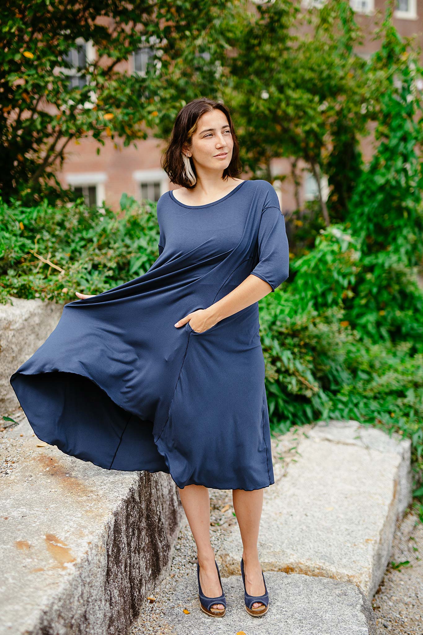 tide dress in navy--enjoy pockets + flowy silhouette