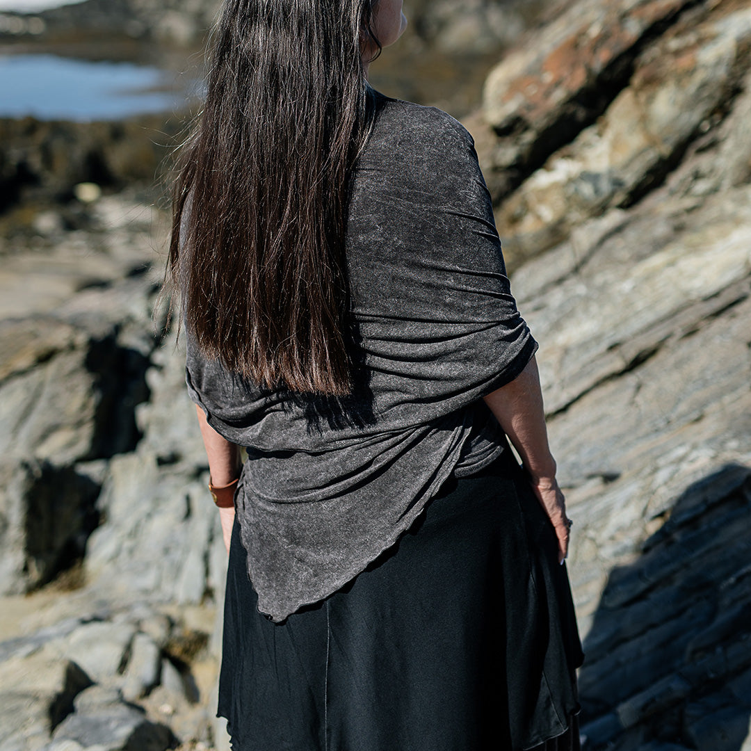 angelrox® shawl airy elegance in mineral styled with black flare + mineral flirt