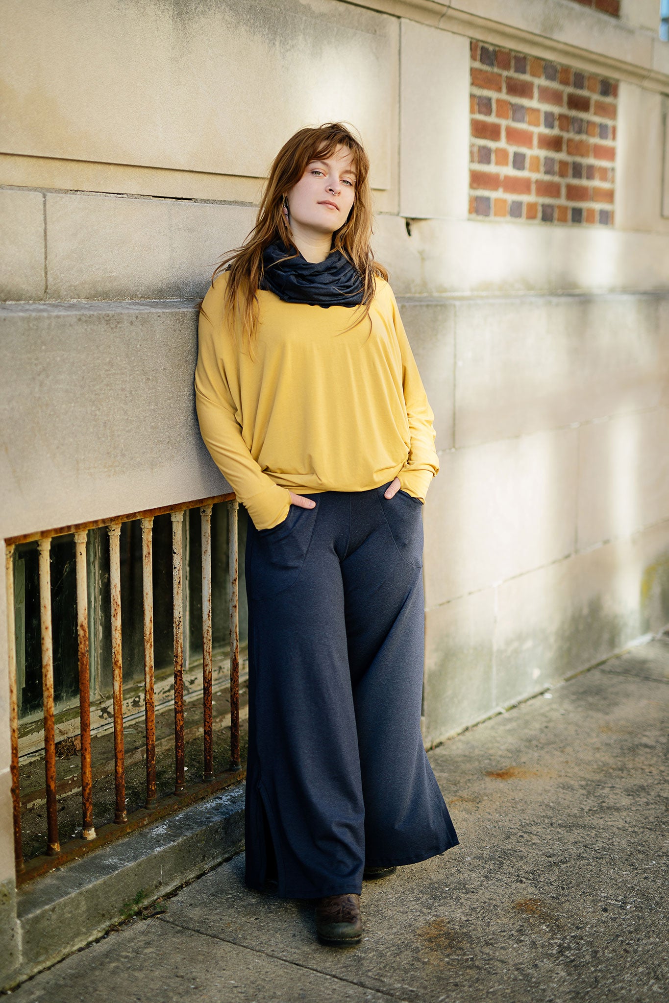 harlow elegant convertible wide leg pant in midnight with amber pop top