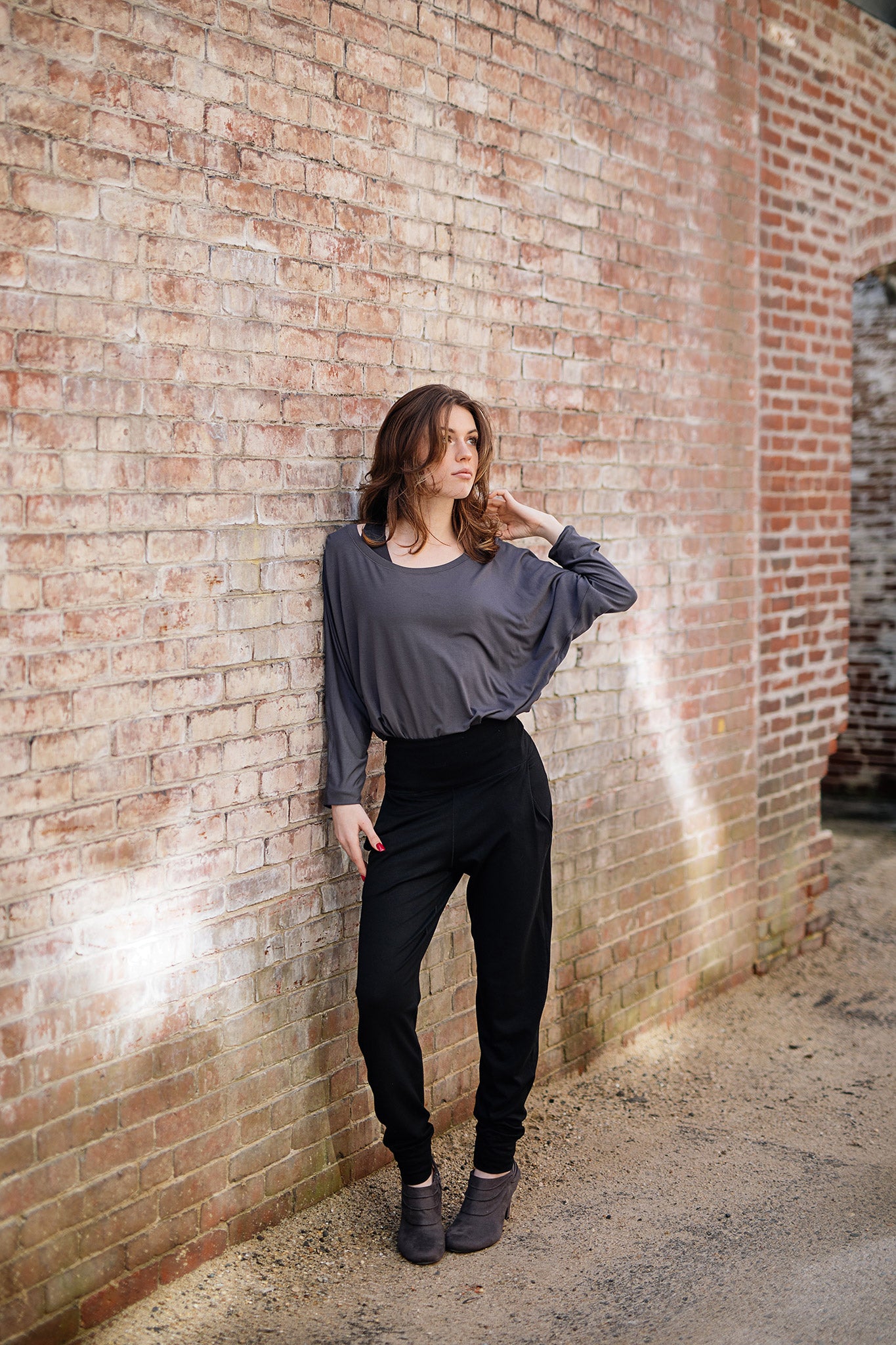 jogger in black with pop top in carbon tucked into waistband