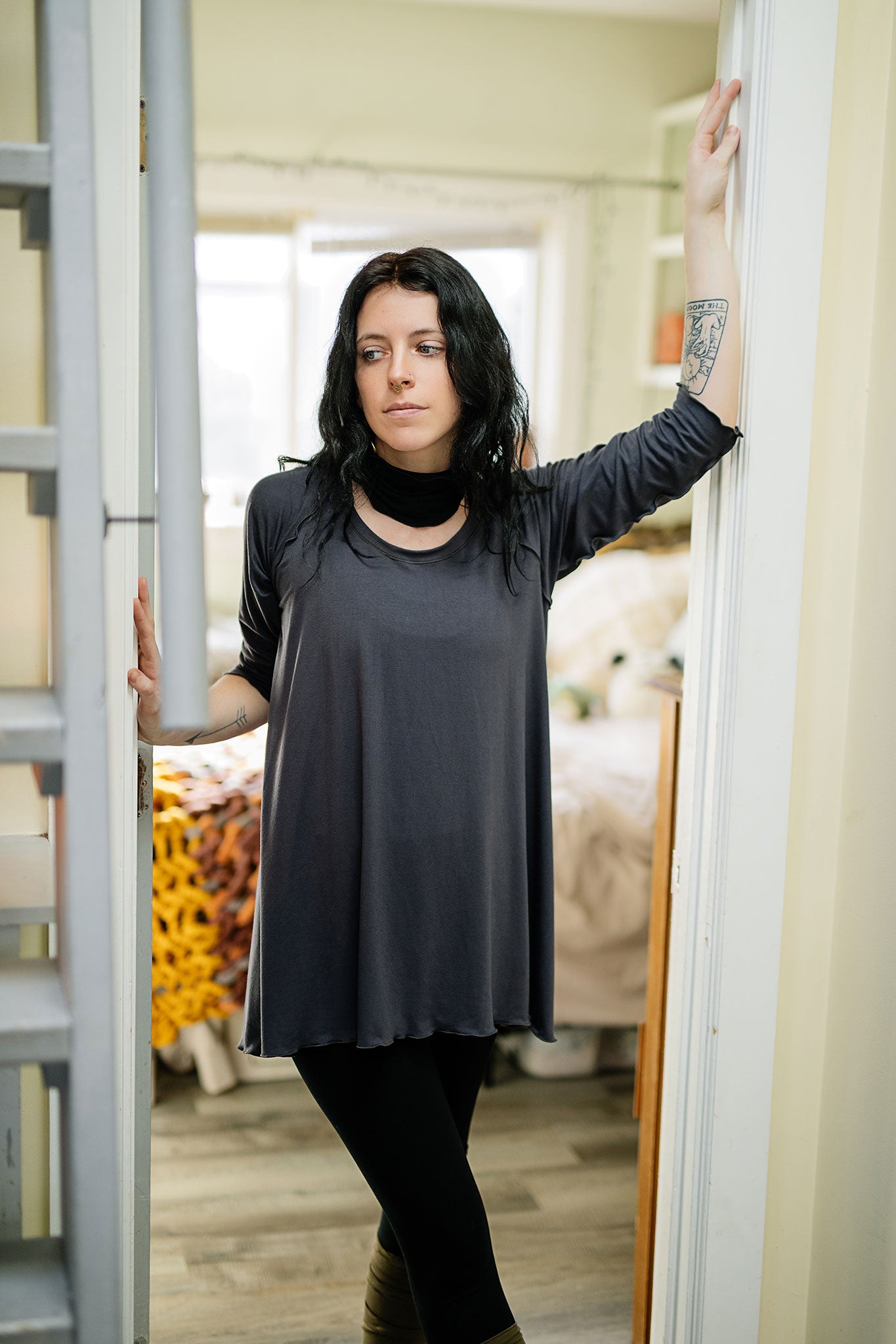 swing top in carbon, paired with black base leggings