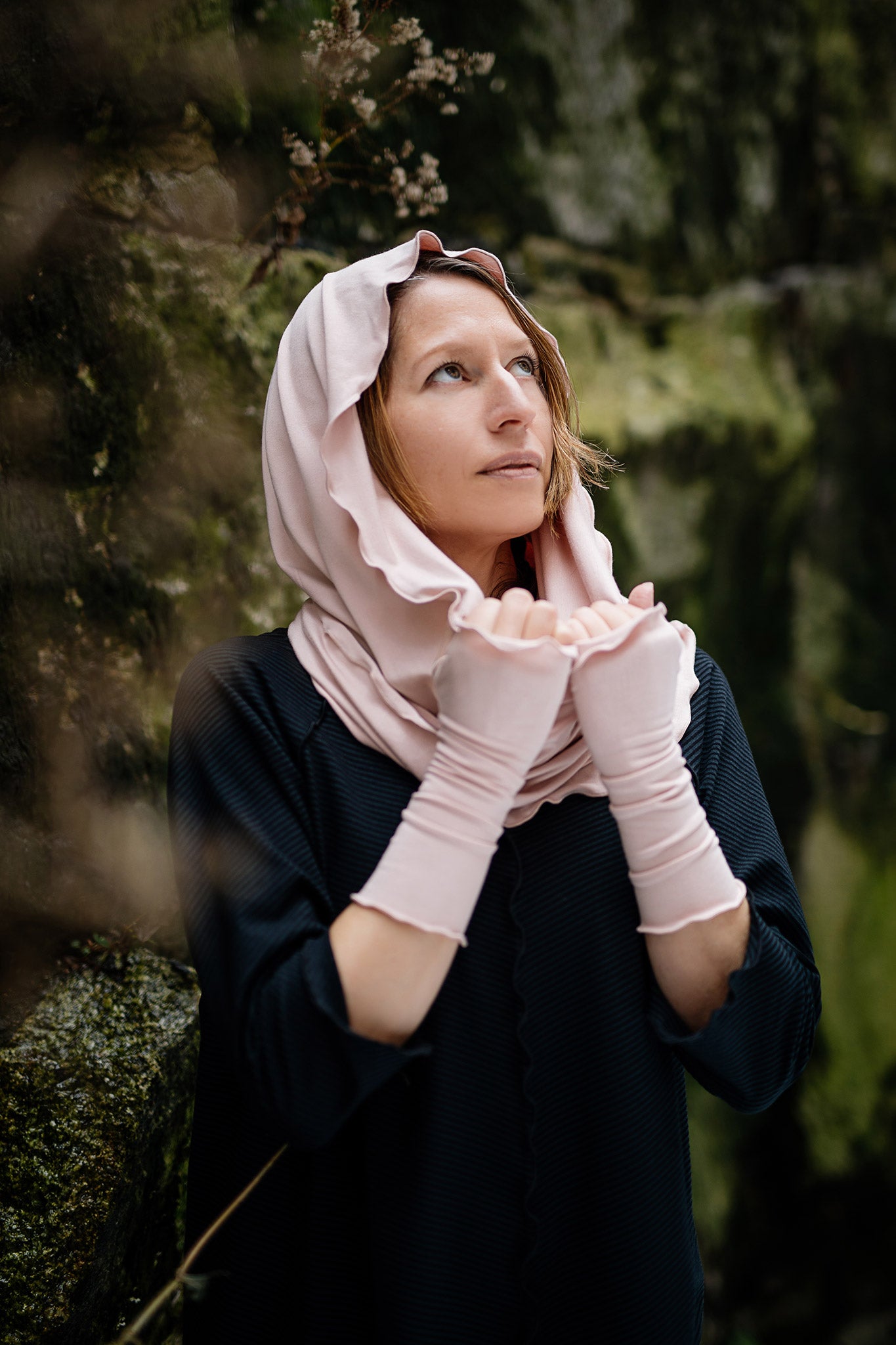 aria fingerless glove in ballet with loop in ballet and swing top in subtle black