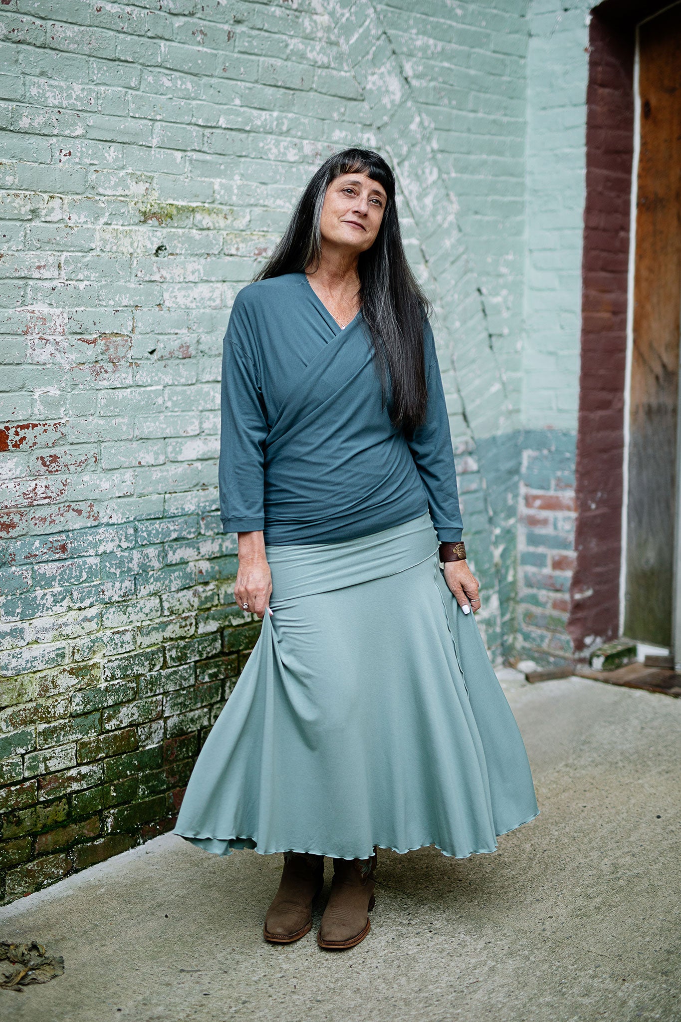 lady flirt in glass as a long skirt with prima jacket in ocean