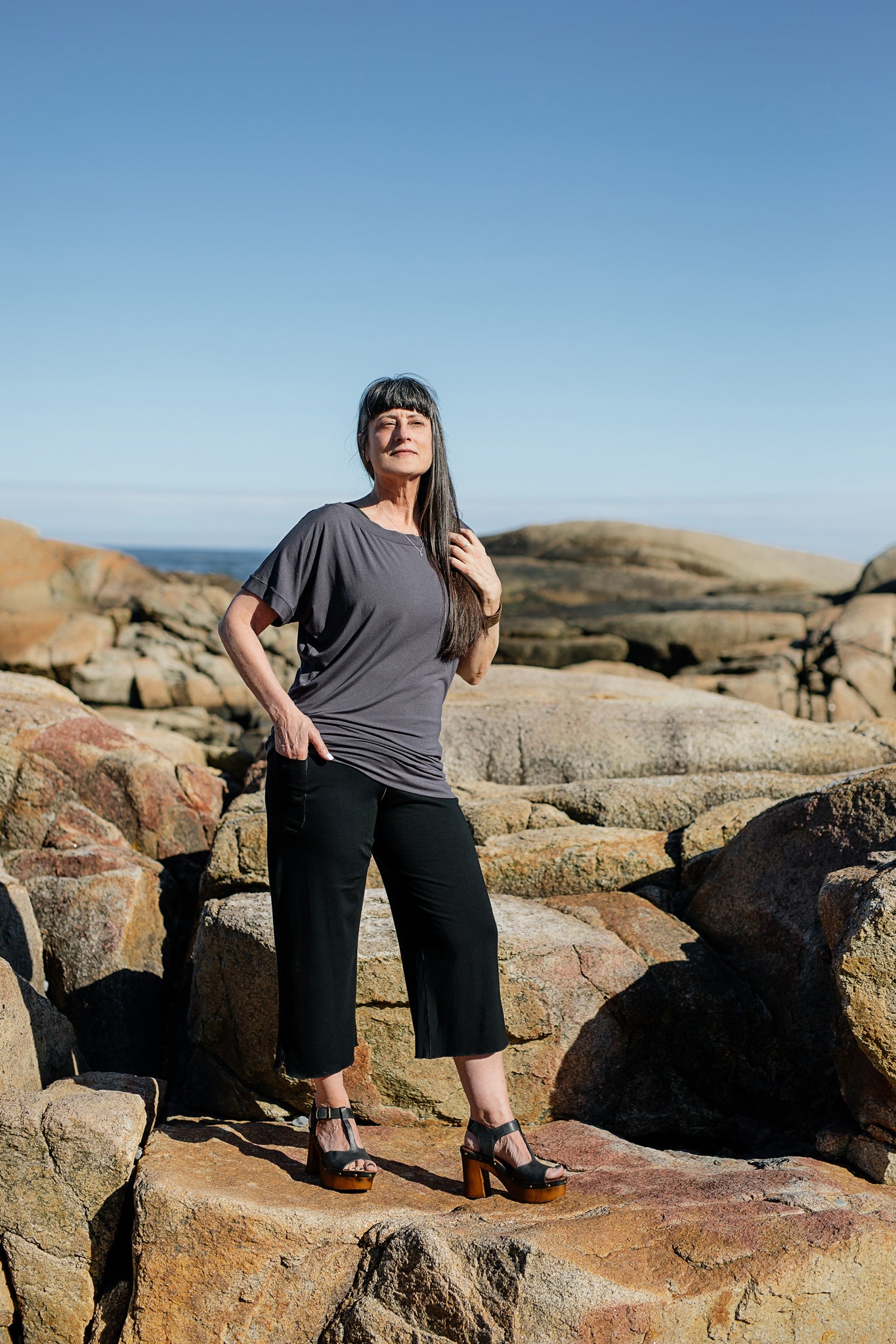 suger® flash off shoulder top in carbon paired with black kick