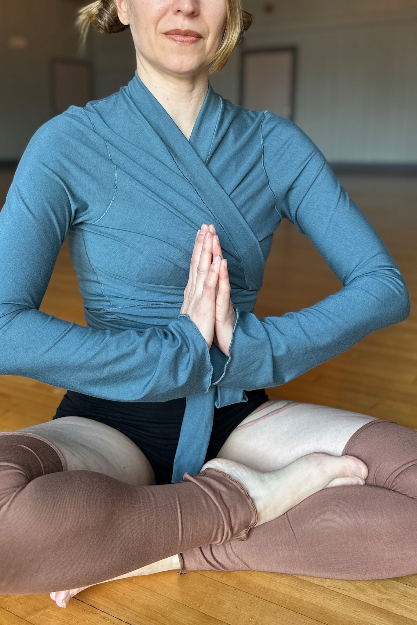 suger® rappa jacket in ocean styled over black pinup