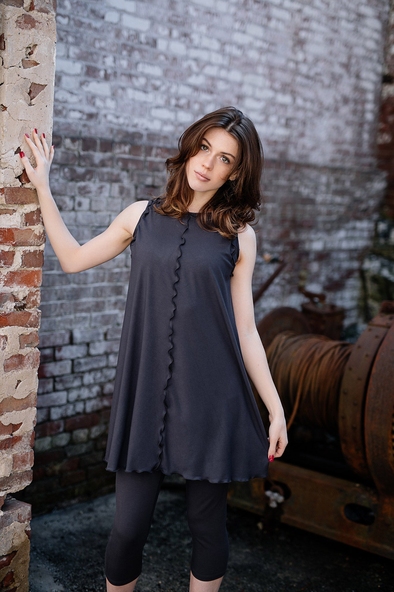 capri base legging in carbon with shift tunic tank in carbon