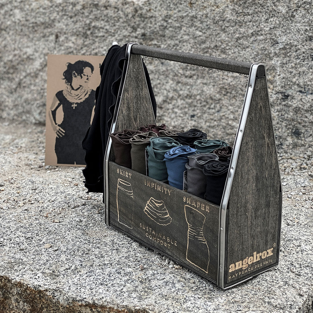 the hourglass display + closet organizer