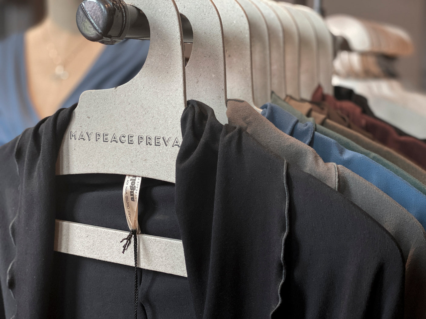 Perchas de cartón reciclado con la palabra paz