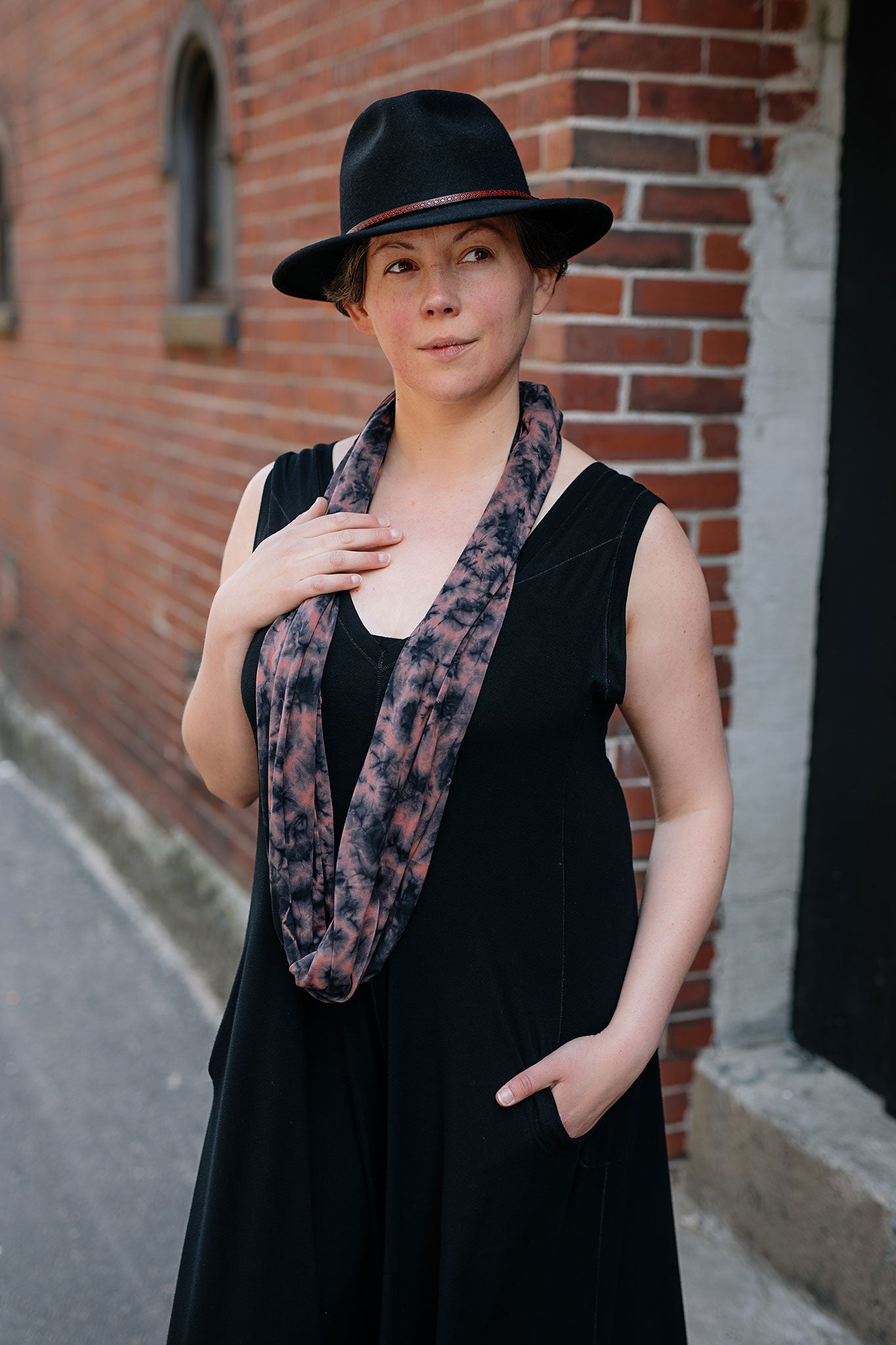 loop in reef crush worn with black farmer