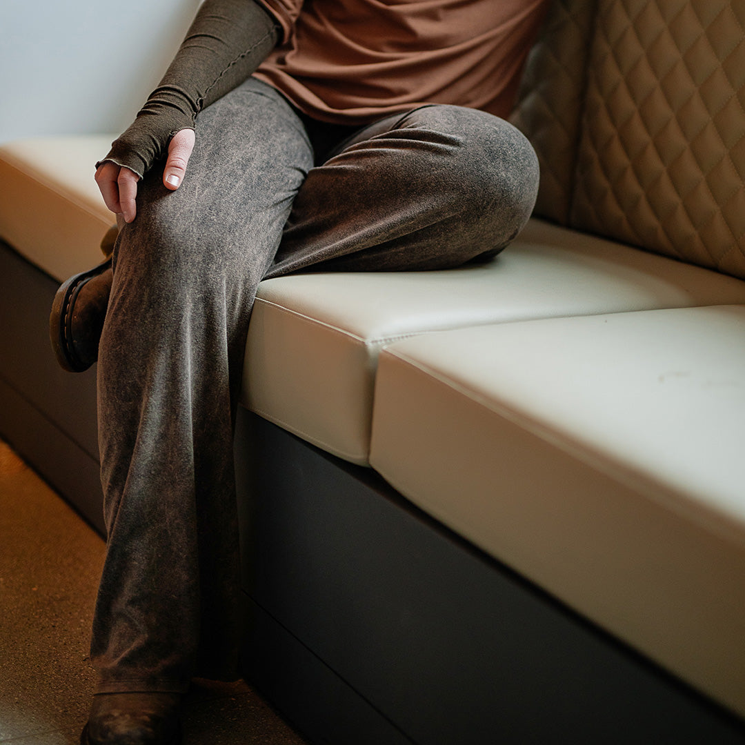 suger trouser in mineral with espresso opera sleeves