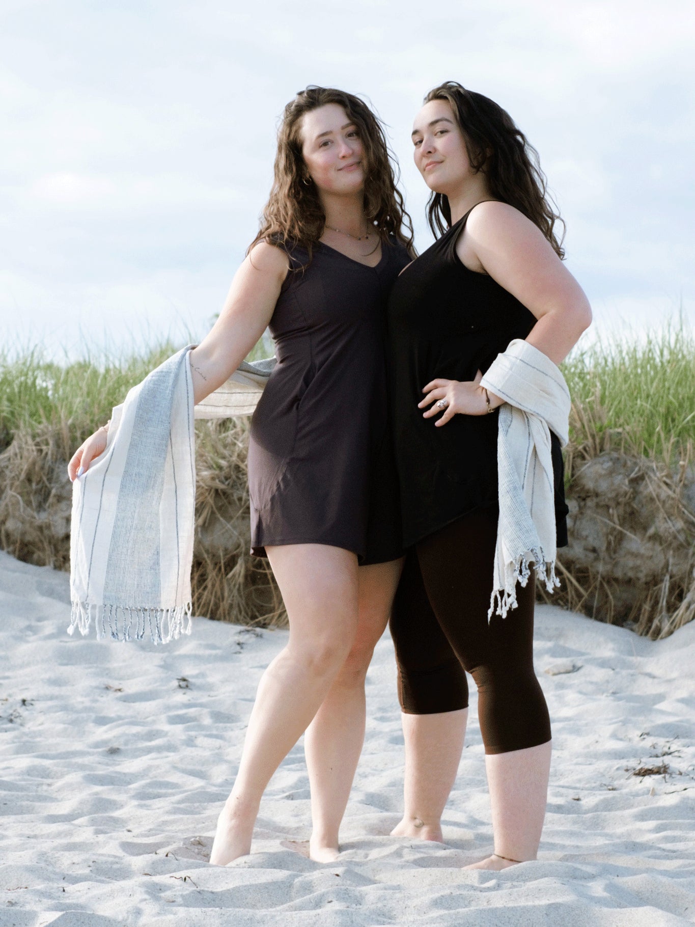 suger® sprout worn by two models in carbon + black