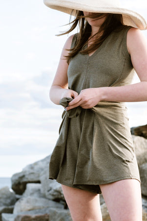 suger® sprout in sage with pockets pulled out being tied