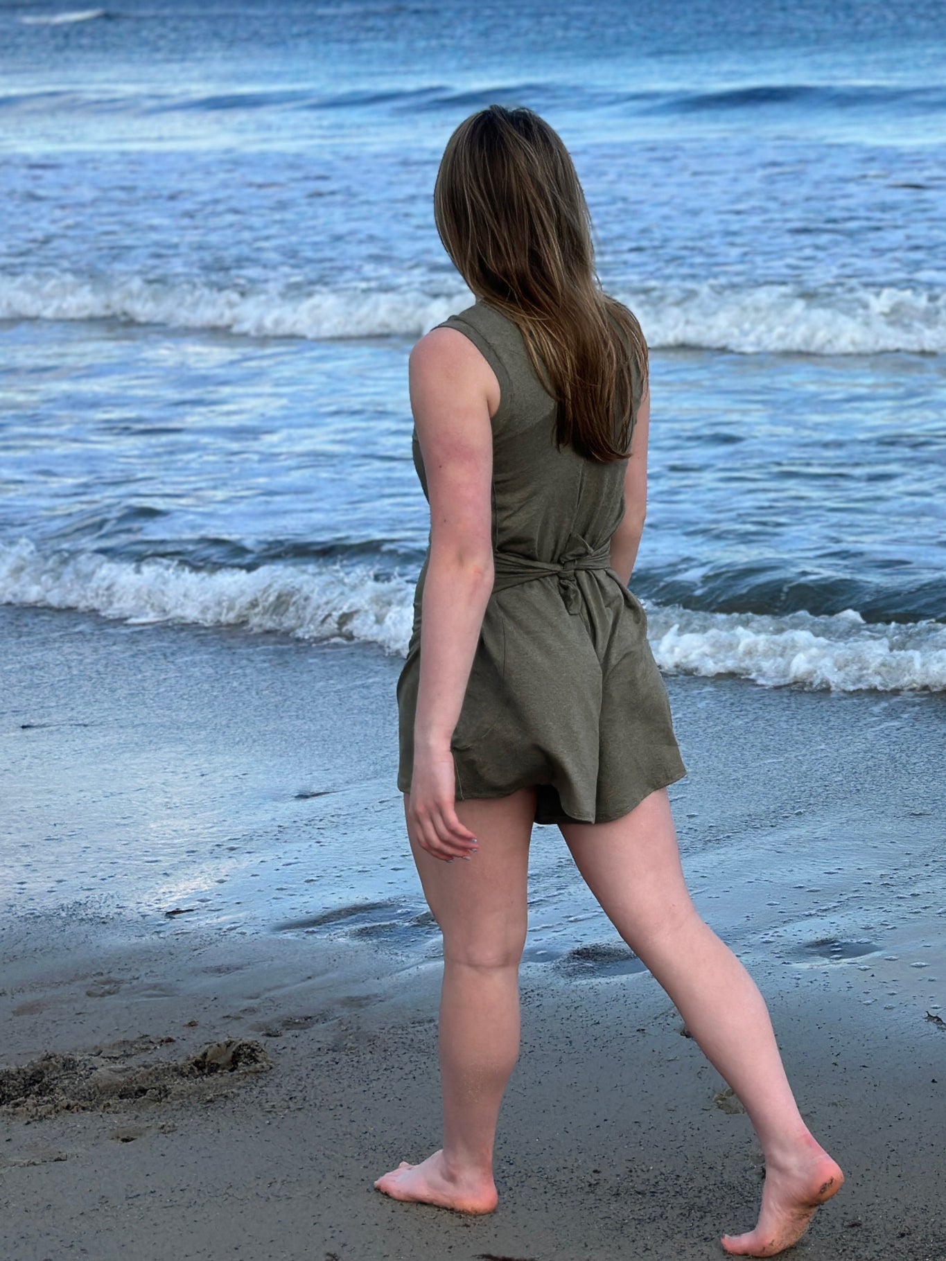 suger® sprout in sage with pockets pulled to back tied in a knot