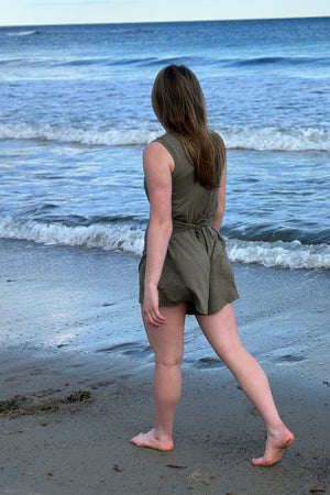 suger® sprout in sage with pockets pulled to back tied in a knot