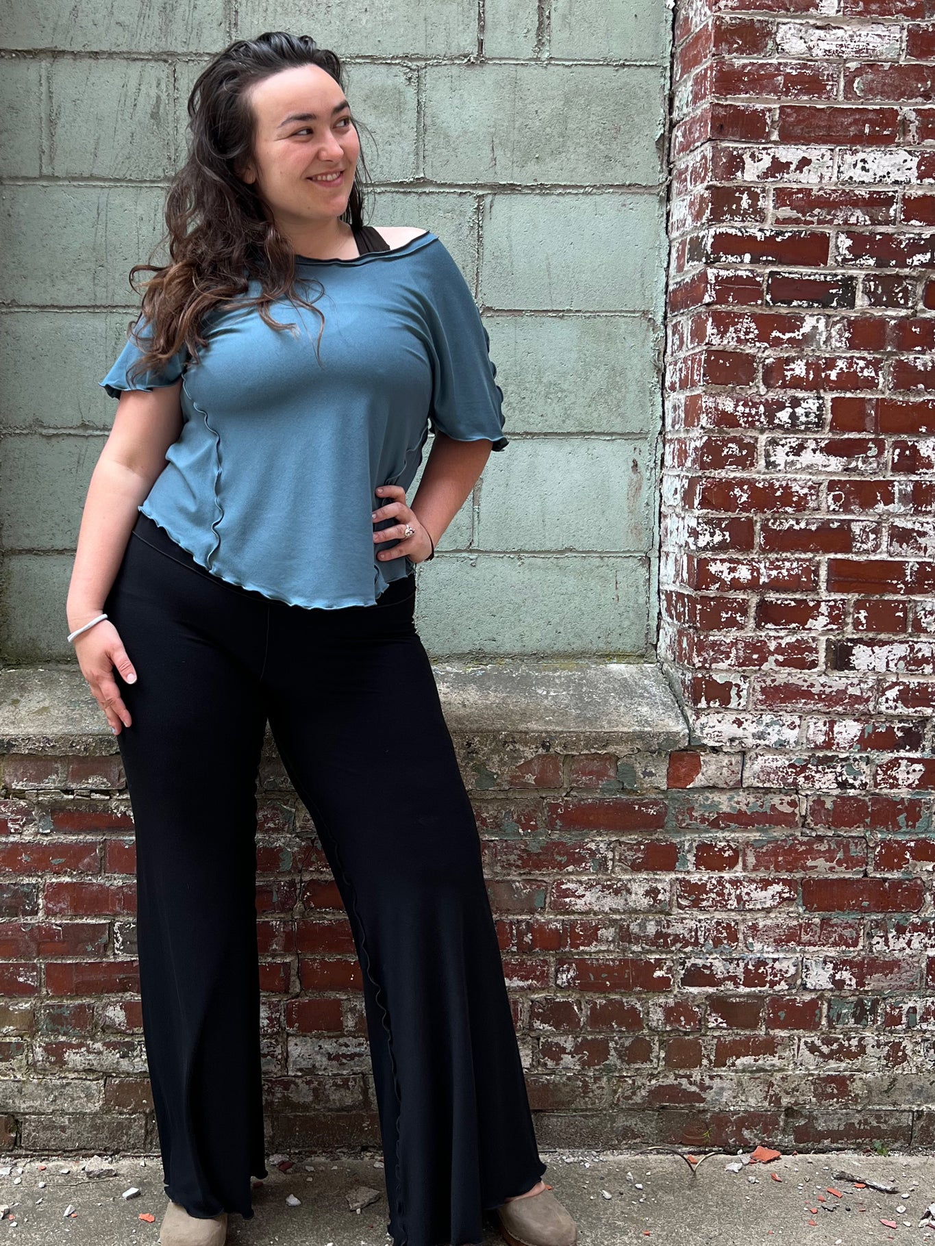 angelrox® sweet t in ocean styled with black swirlsuit