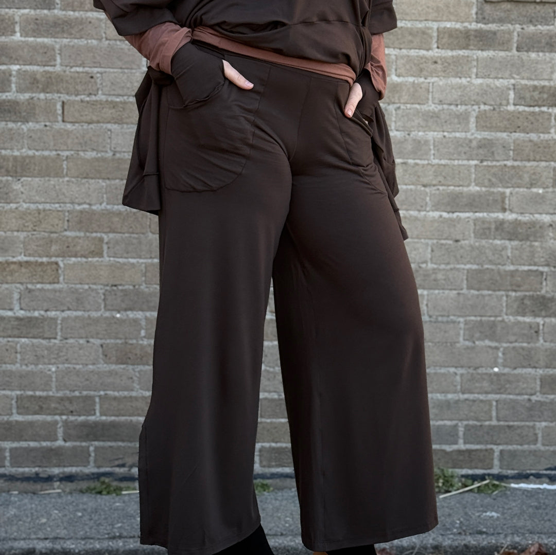 harlow pants in sable with frida sable