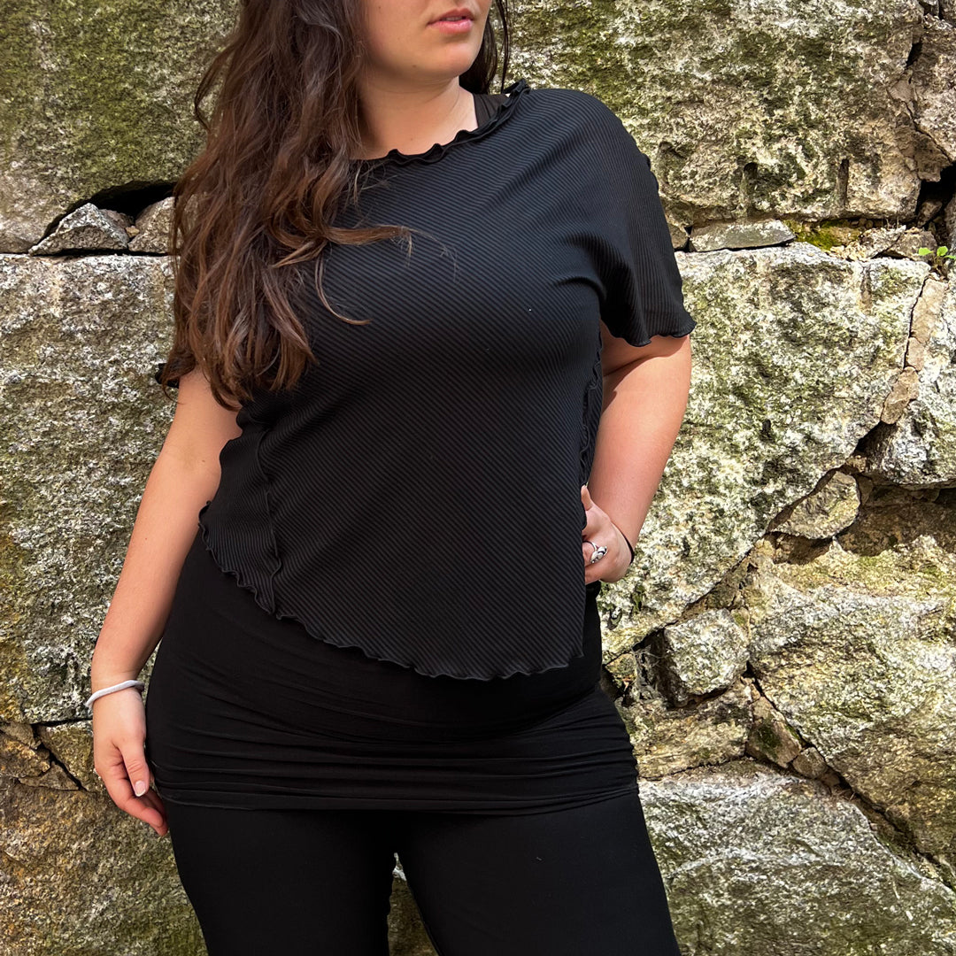 angelrox® sweet t in subtle black styled with black swirlsuit