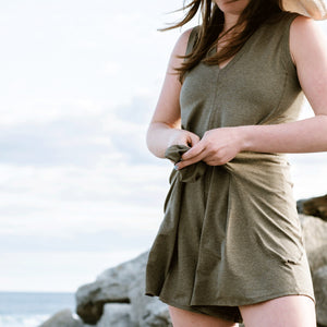 suger® sprout in sage with pockets pulled out being tied