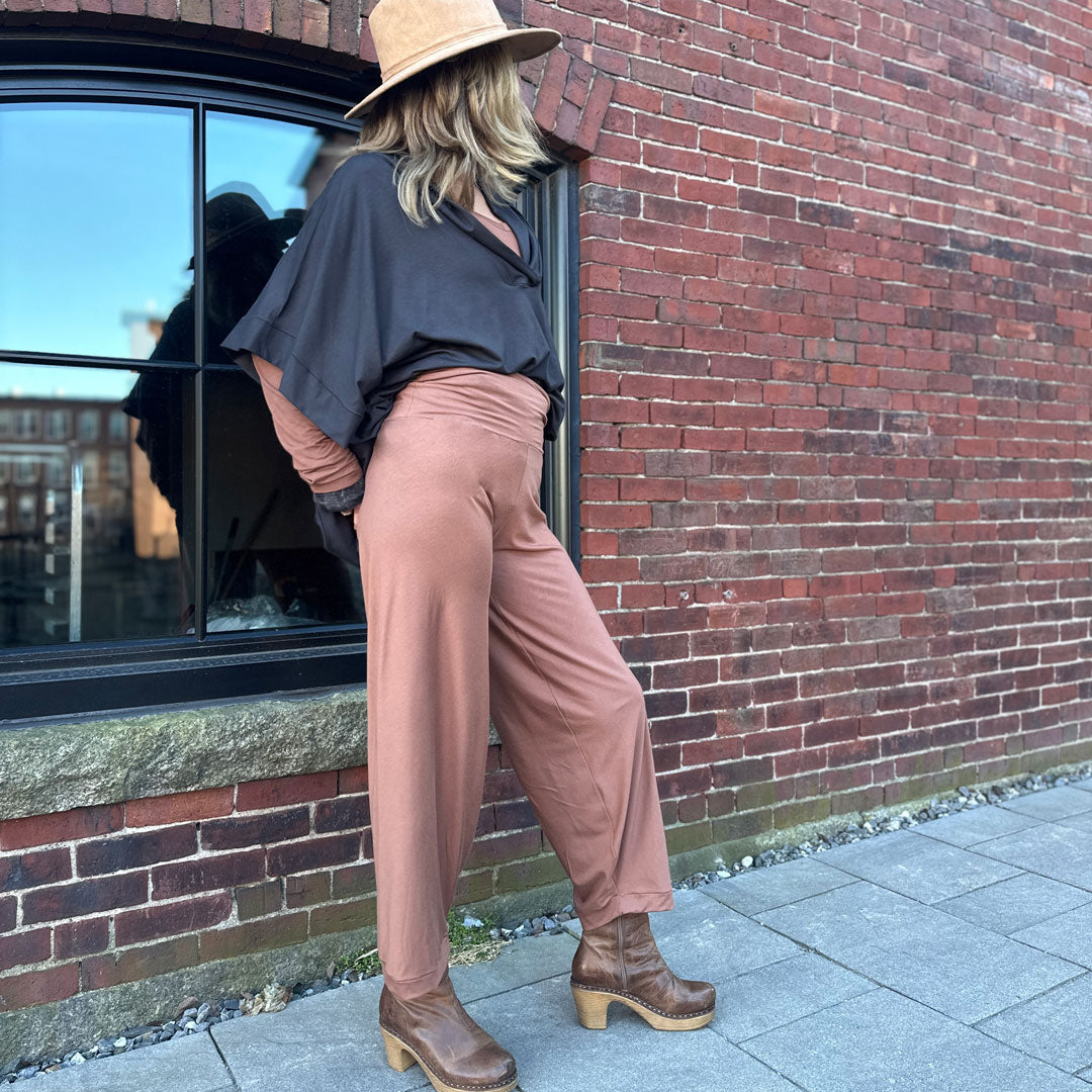 bloom pant in cedar with dusk frida