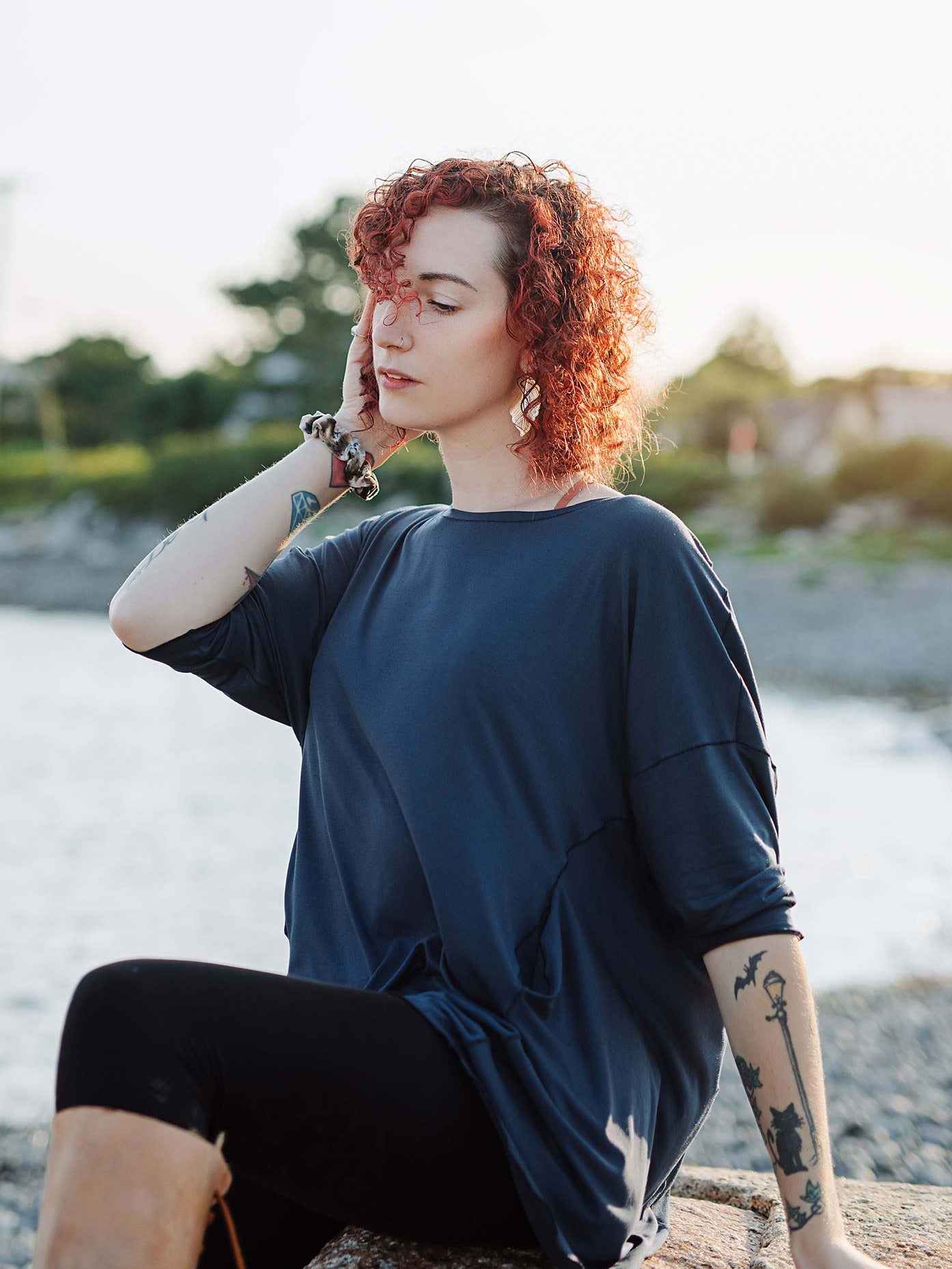 true pearl flowy t in navy