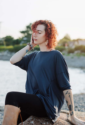 true pearl flowy t in navy