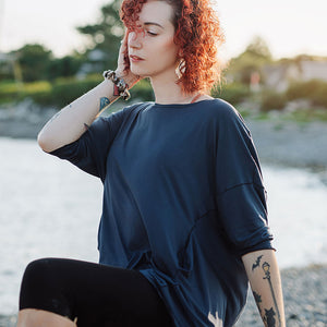 true pearl flowy t in navy