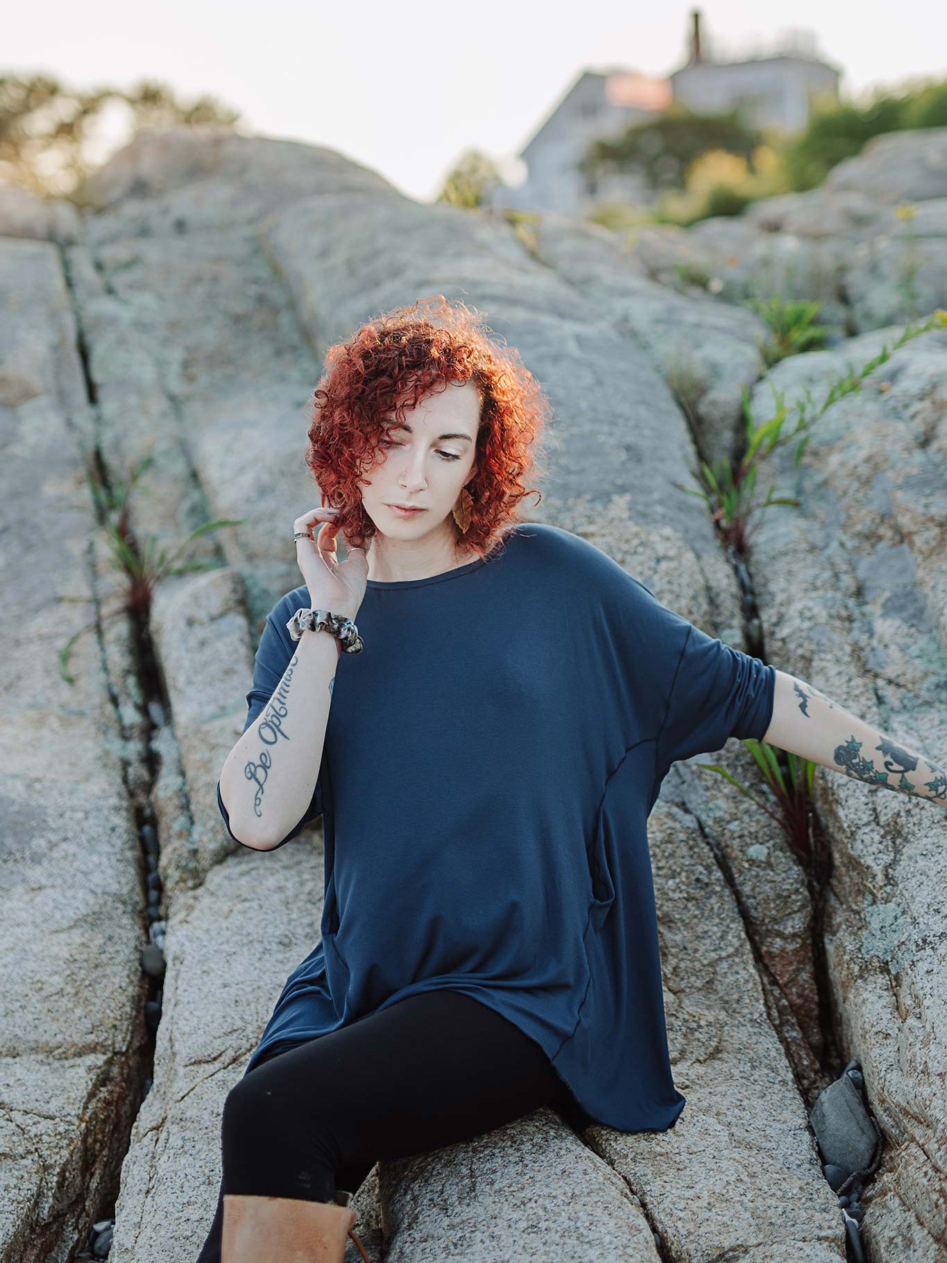 true pearl flowy t in navy