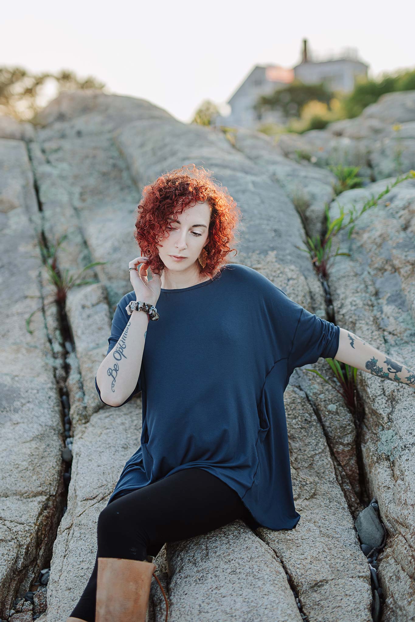 true pearl flowy t in navy