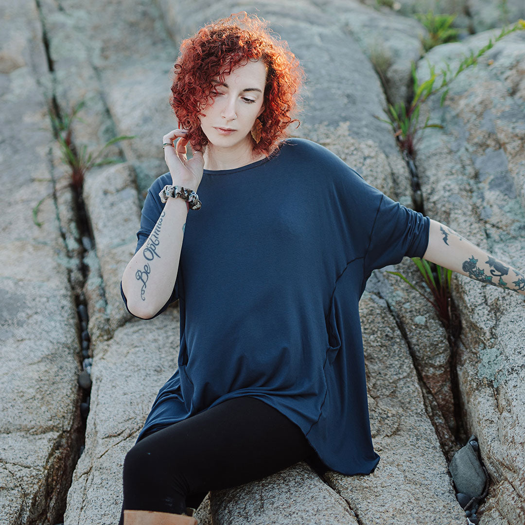 true pearl flowy t in navy