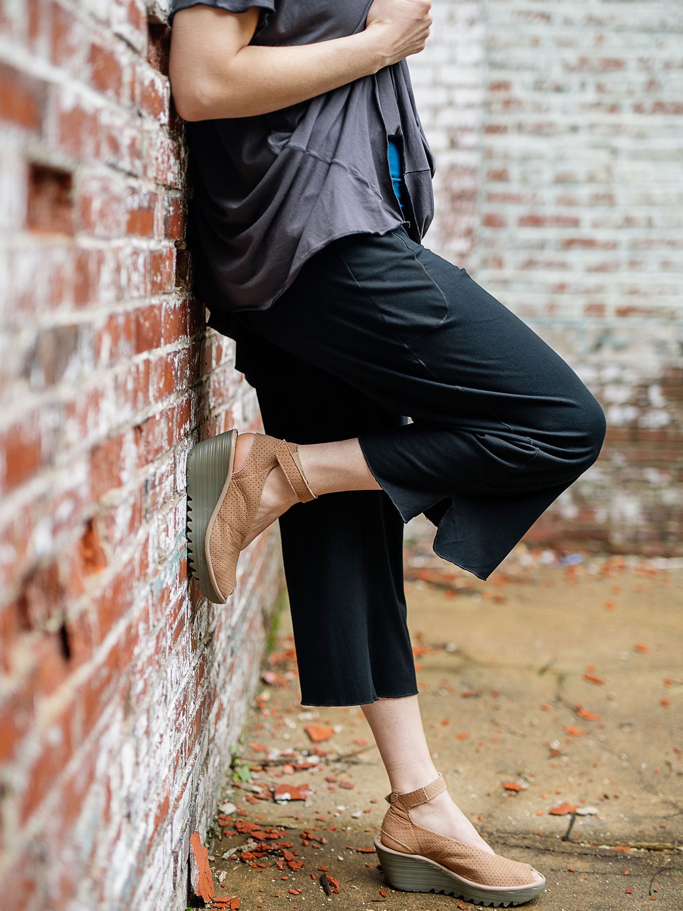 kick yoga pant in black with breeze top in carbon