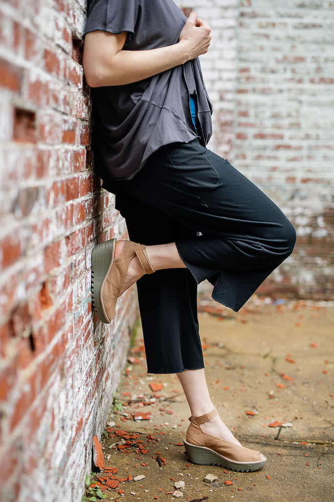 kick yoga pant in black with breeze top in carbon