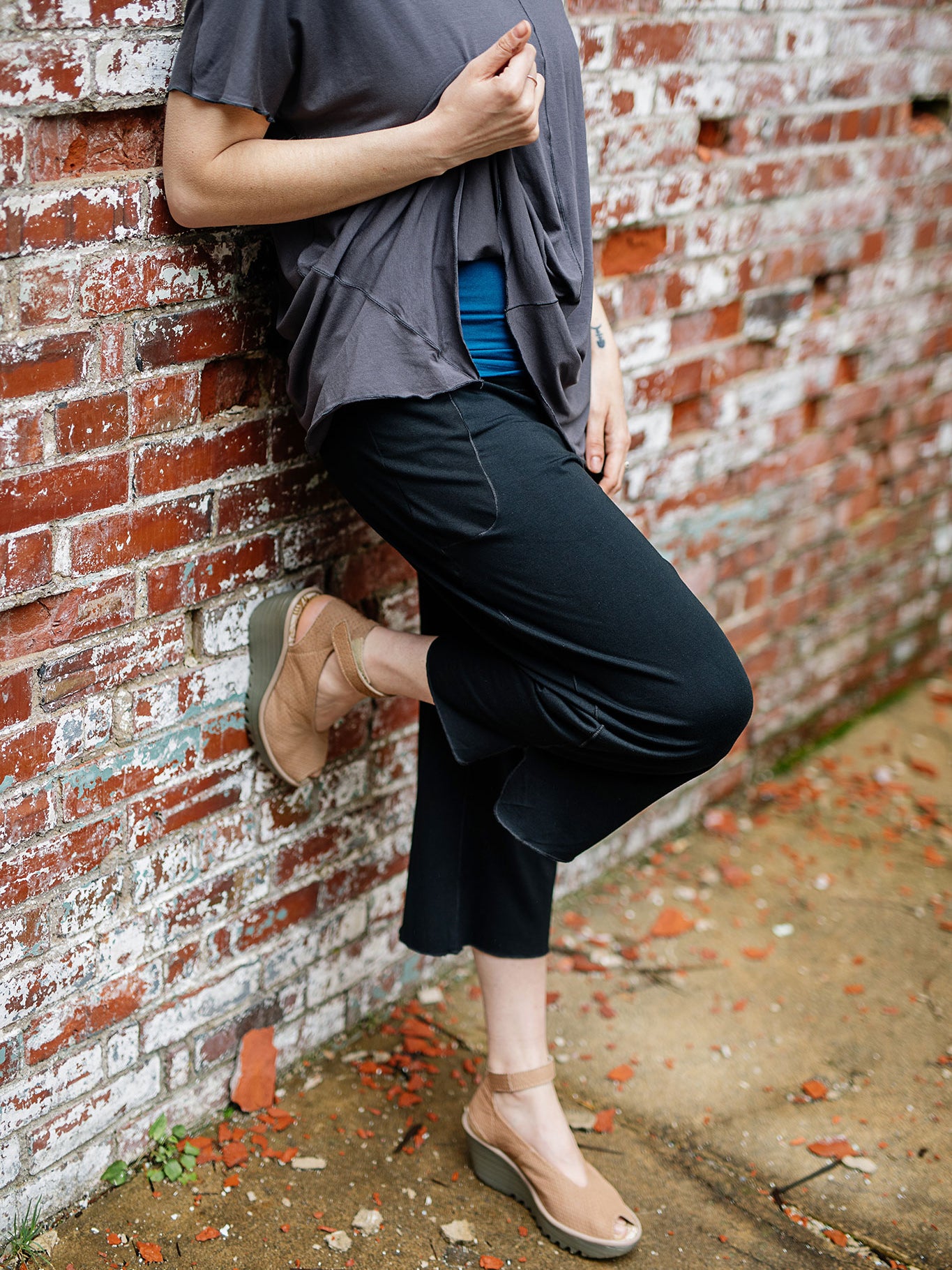 kick yoga pant in black with breeze top in carbon
