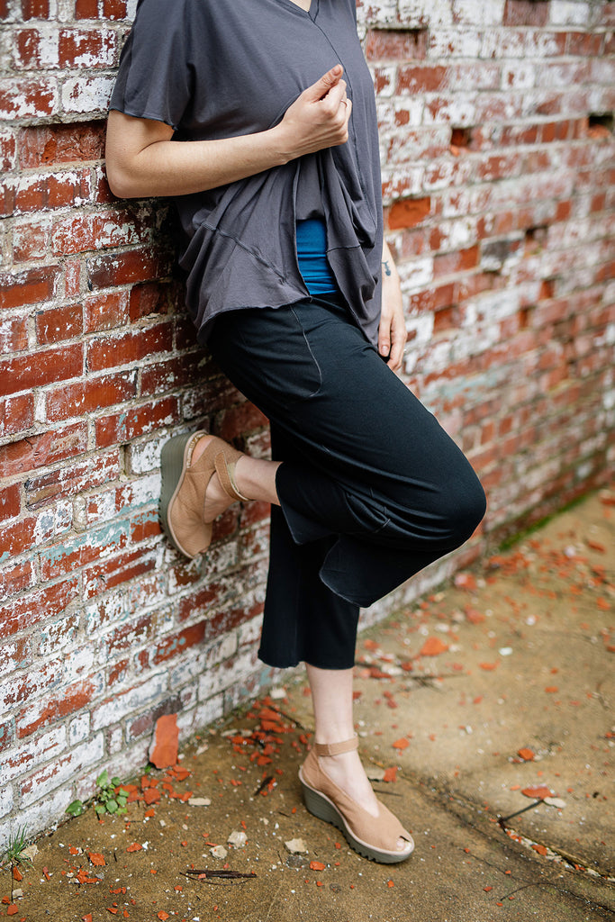 kick yoga pant in black with breeze top in carbon