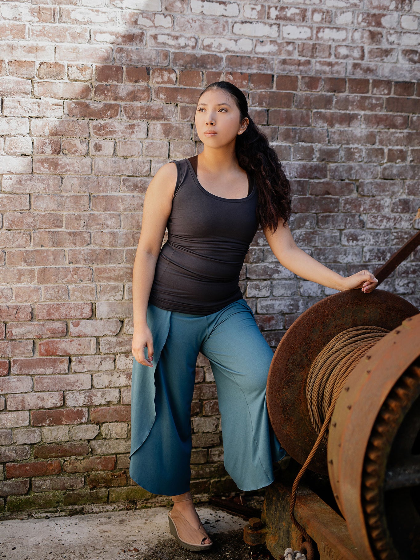 core essential tank in carbon paired with kick pant in ocean