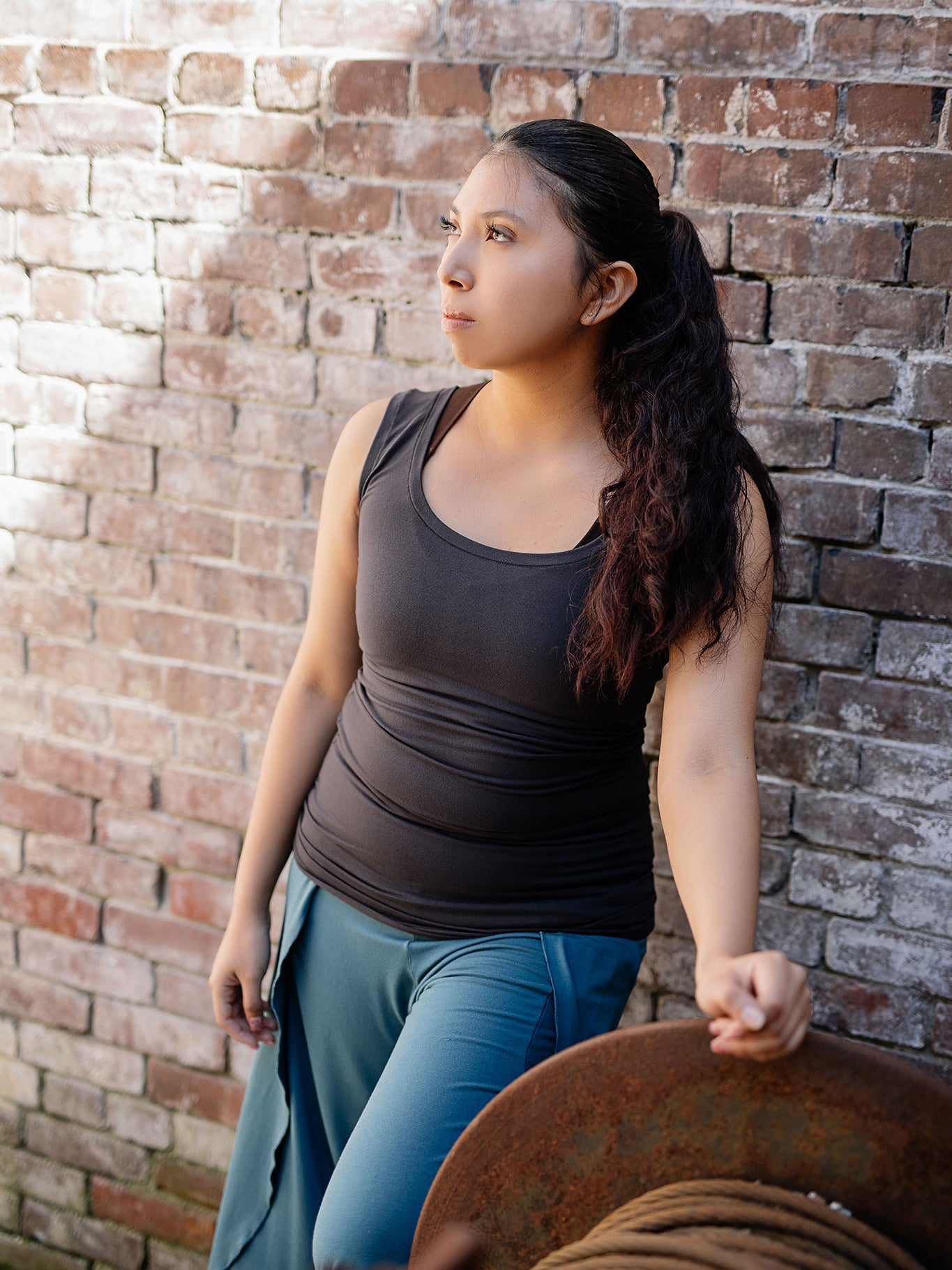 core essential tank in carbon paired with kick pant in ocean