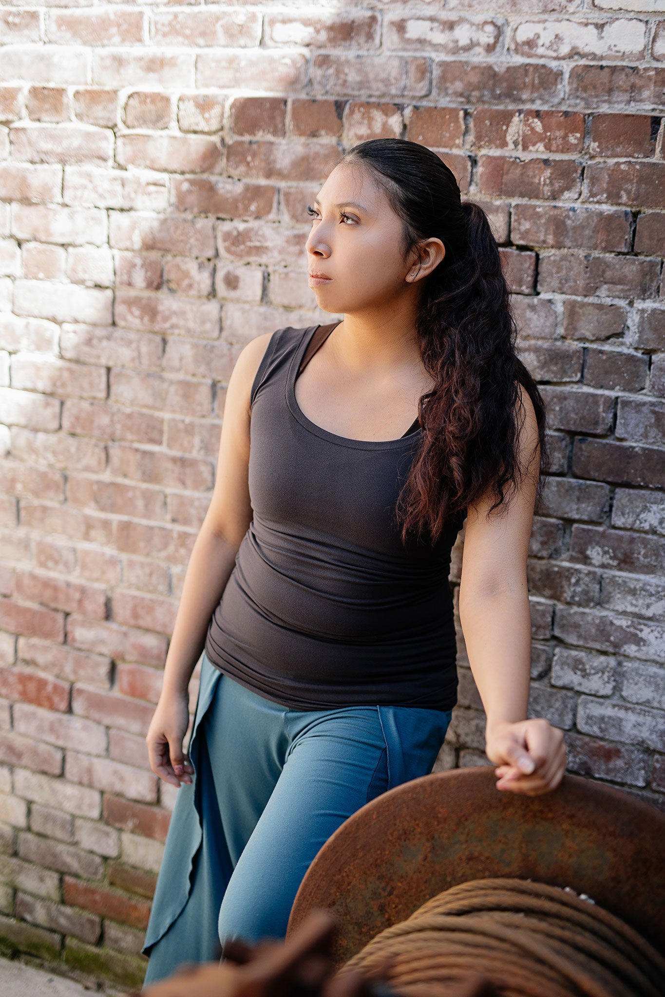 core essential tank in carbon paired with kick pant in ocean